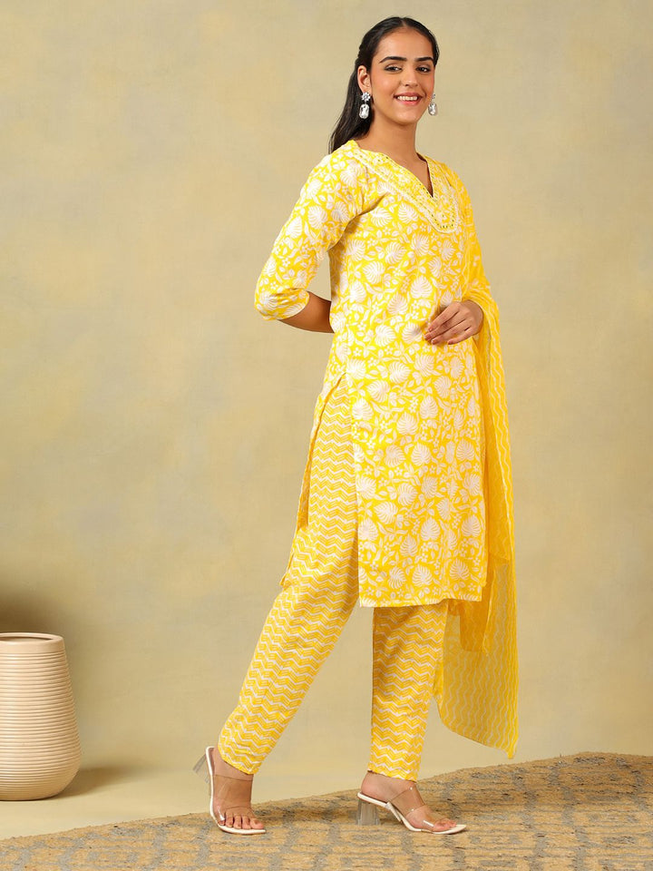Mamicha Women Floral Printed Regular Mirror Work Pure Cotton Kurta with Trousers & With Dupatta