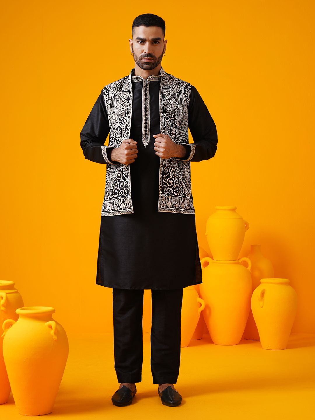 SOJANYA LUXE Kurta Lurus Kolar Mandarin Sulam Bunga Dengan Seluar Dan Jaket