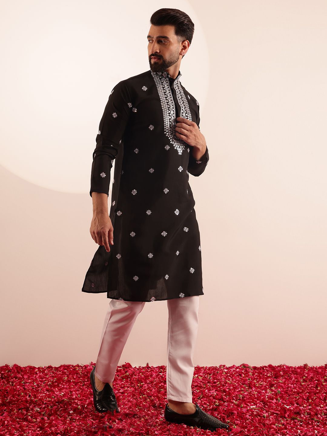 SOJANYA Men Embroidered Mirror Work Kurta