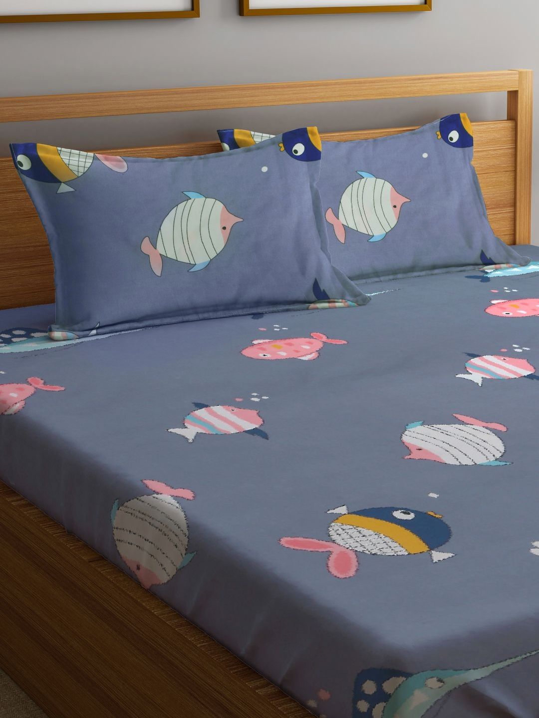 Myntra Elegant Homes Biru Kapas Grafik Boleh Bernafas 300 TC Dilengkapi Cadar King Halus dengan 2 Sarung Bantal-98 x 87 inci