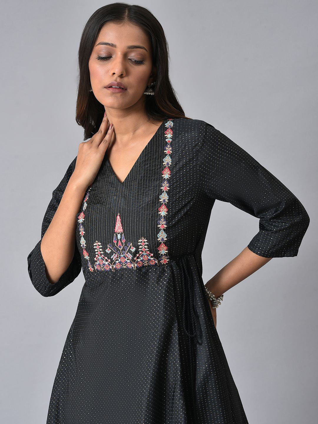 W Geometric Embroidered V-Neck Thread Work Straigth Kurta