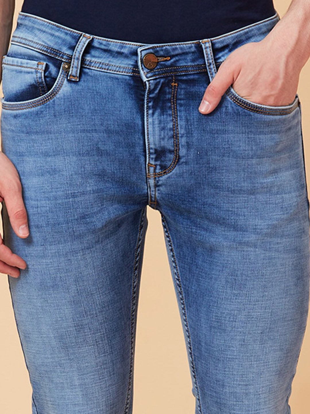 Menjadi lelaki manusia langsing sesuai dengan seluar jeans berat