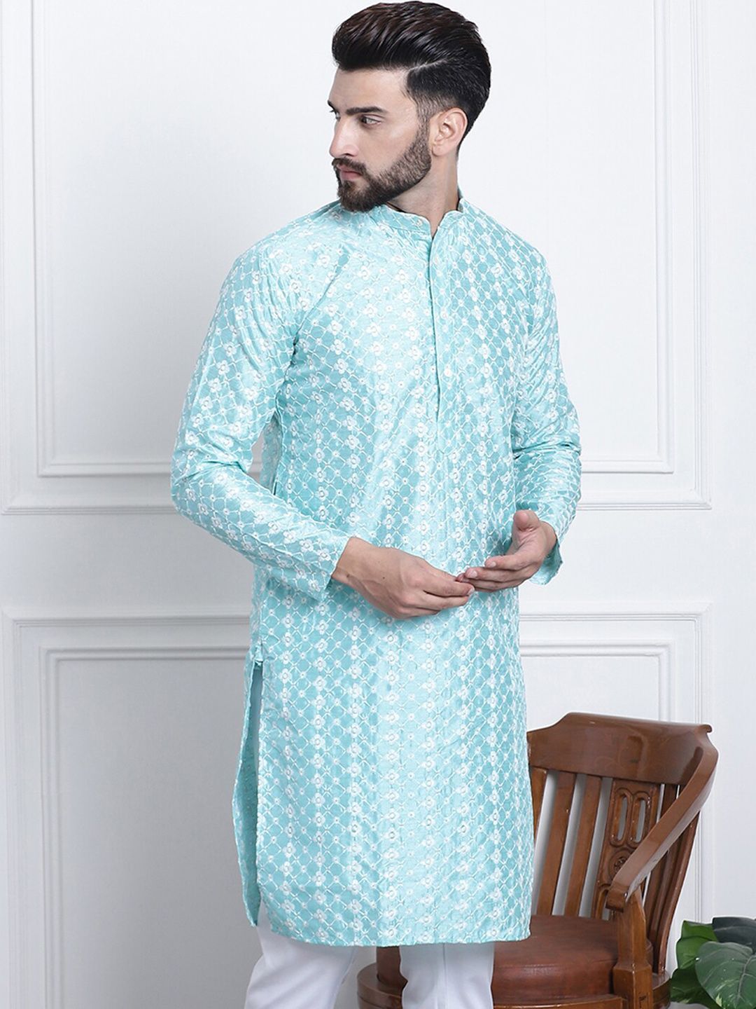 SOJANYA Floral Embroidered Thread Work Straight Kurta