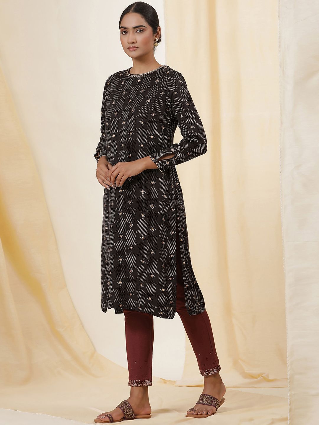 W Printed Round Neck Long Sleeves Straight Kurta