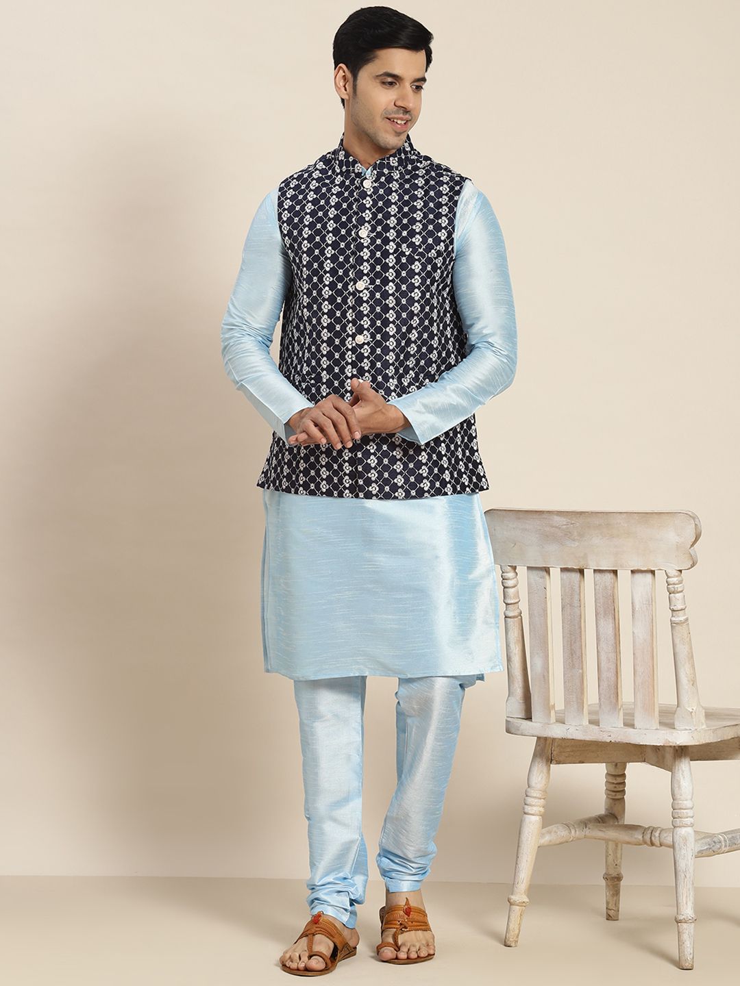 SOJANYA Men Blue Embroidered Kurta with Churidar