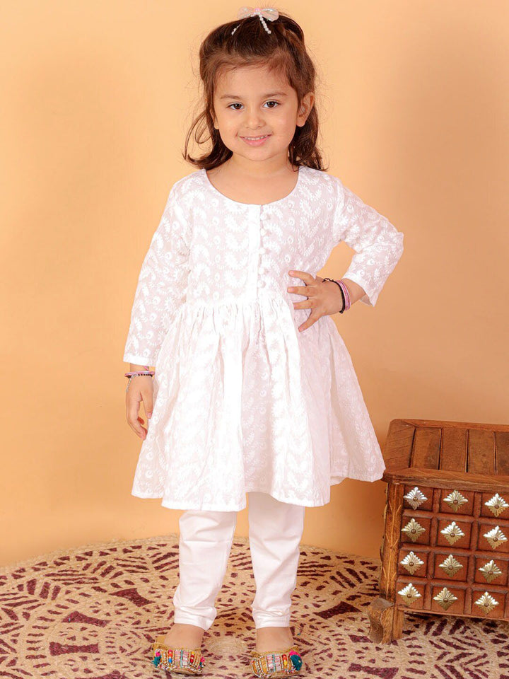 Vastramay Girls Bulat Leher Bulat Chikankari Kurta Kapas Pure dengan Legging