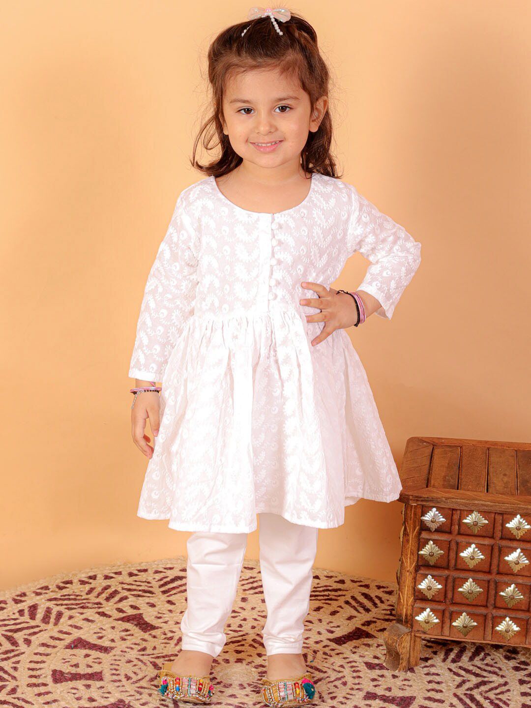 Vastramay Girls Bulat Leher Bulat Chikankari Kurta Kapas Pure dengan Legging
