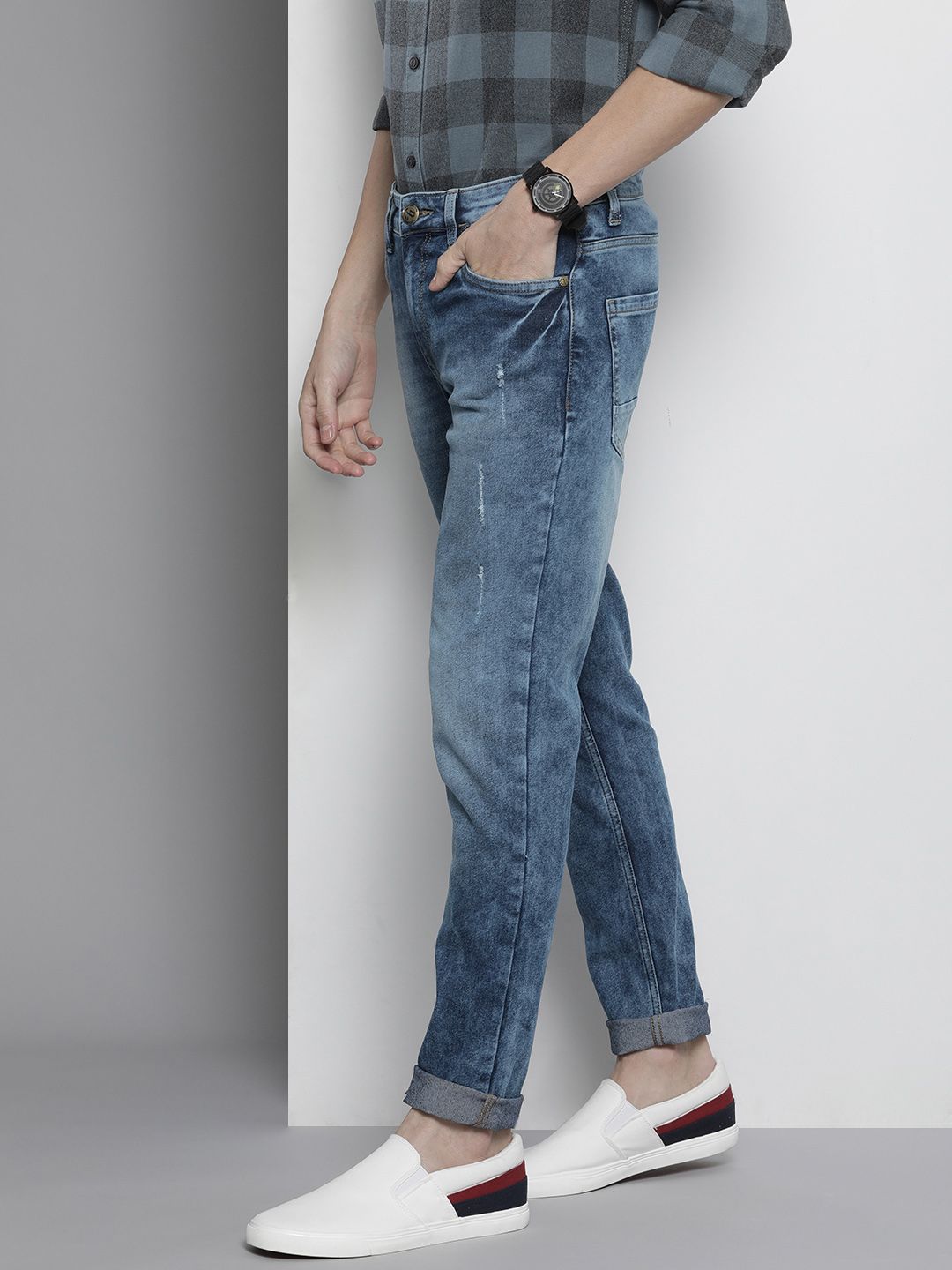 The Indian Garage Co Men Blue Slim Fit Mildly Distressed Light Fade Stretchable Jeans