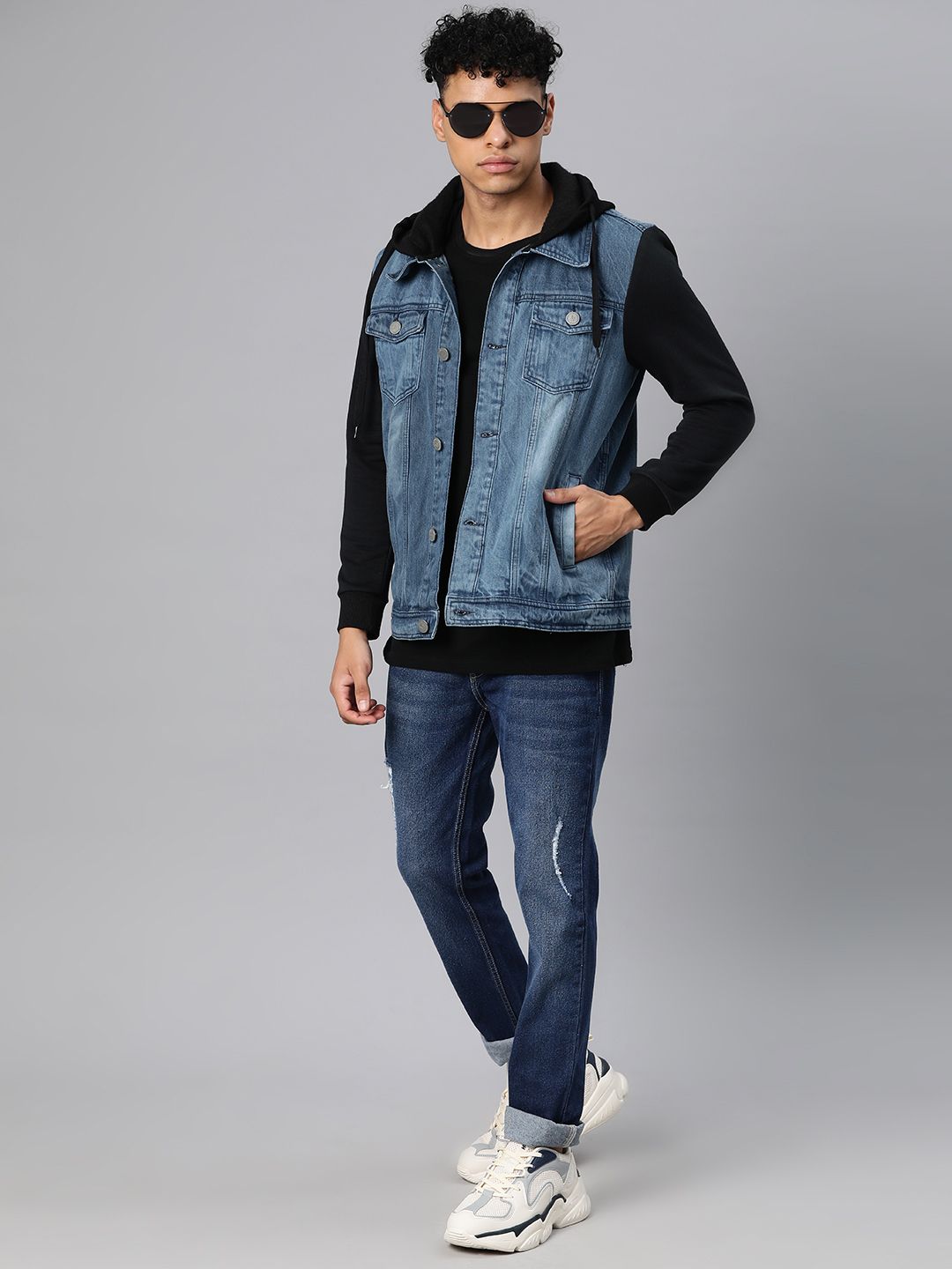 Kampus Sutra Lelaki Membasuh Jaket Denim Berkerudung