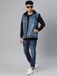 Kampus Sutra Lelaki Membasuh Jaket Denim Berkerudung