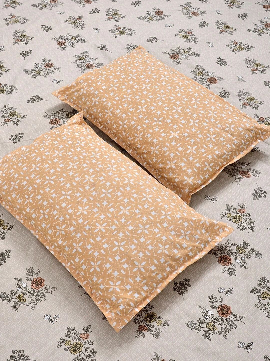 KLOTTHE Beige & Peach-Coloured Floral 300 TC King Bedsheet with 2 Pillow Covers