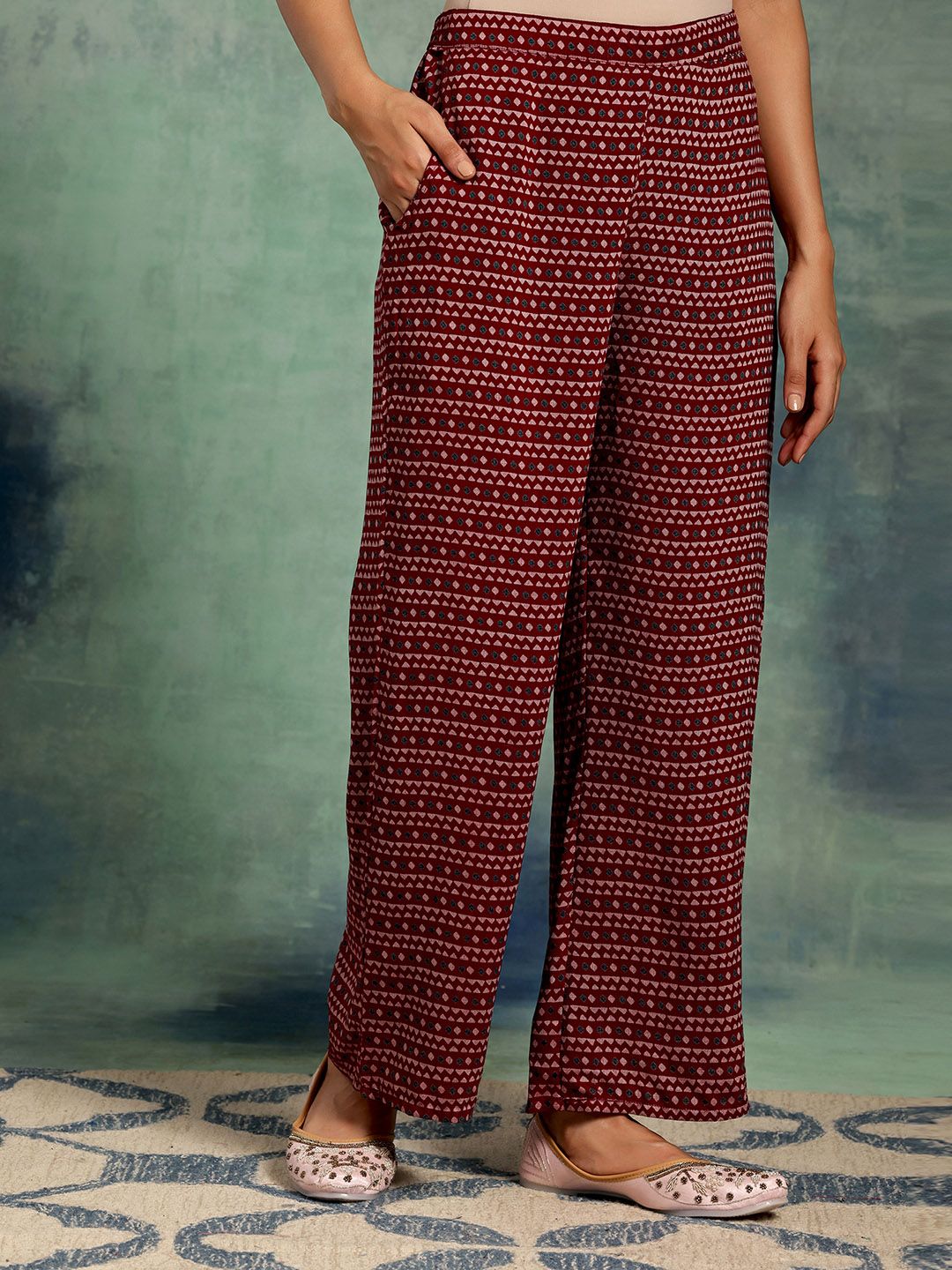 Empayar Bercetak Motif Etnik Libas Perlu Patti Kurta dengan Palazzos & Dengan Dupatta