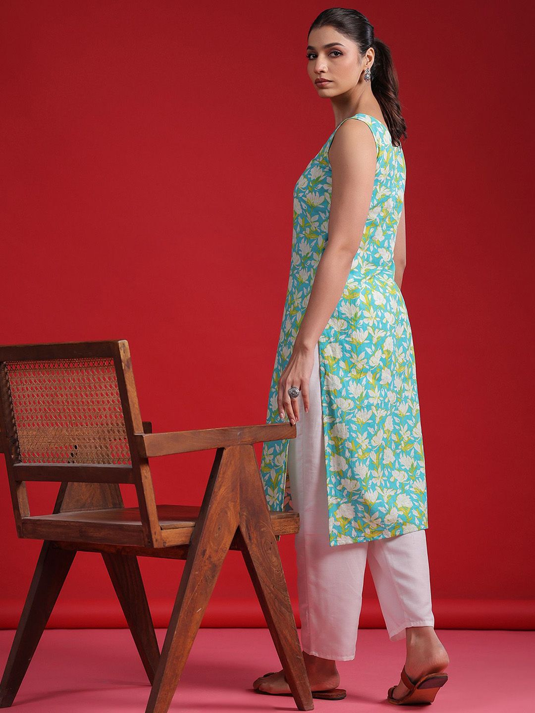 Indo Era Floral Printed Sweetheart Neck Sleeveless Cotton Straight Kurtas