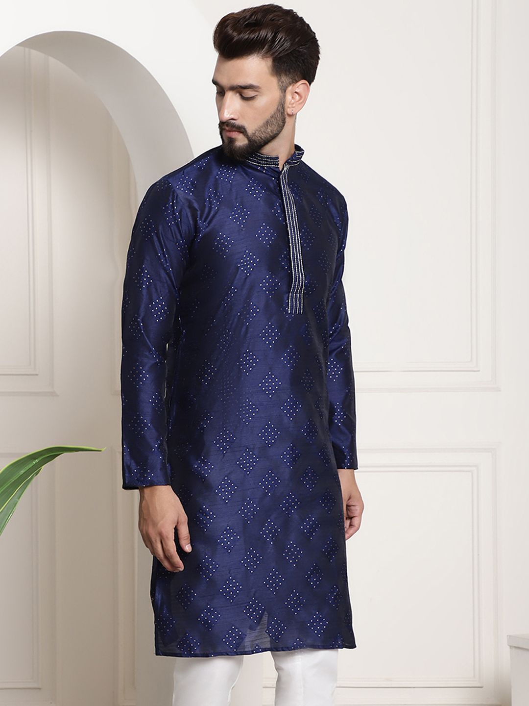 SOJANYA Dihiasi Kurta