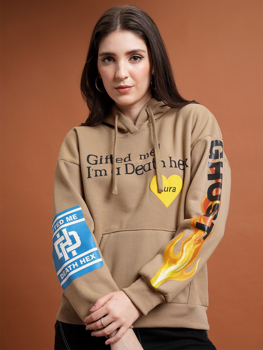 Tokyo Talkies Coklat &amp; Hitam Tipografi Bercetak Baju Pullover Bertudung