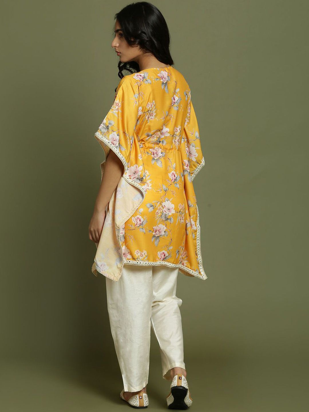 VASTRAMAY Girls Floral Printed Regular Mirror Work Kurta with Trousers