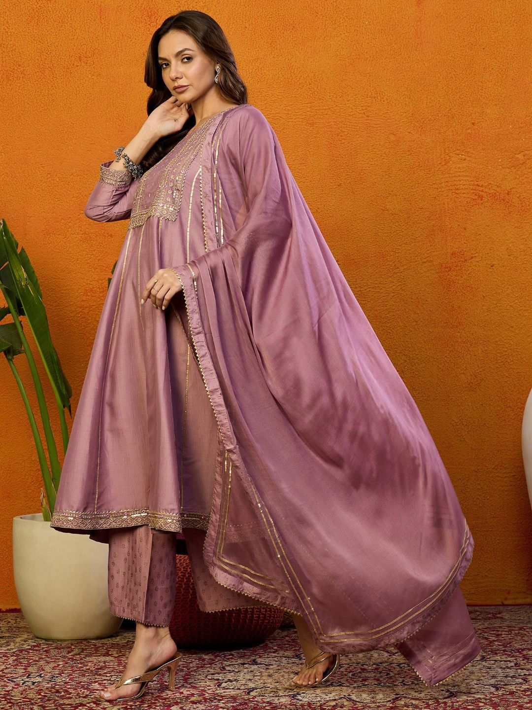 Kalini Floral bersulam biasa kurta dengan palazzos & dengan dupatta