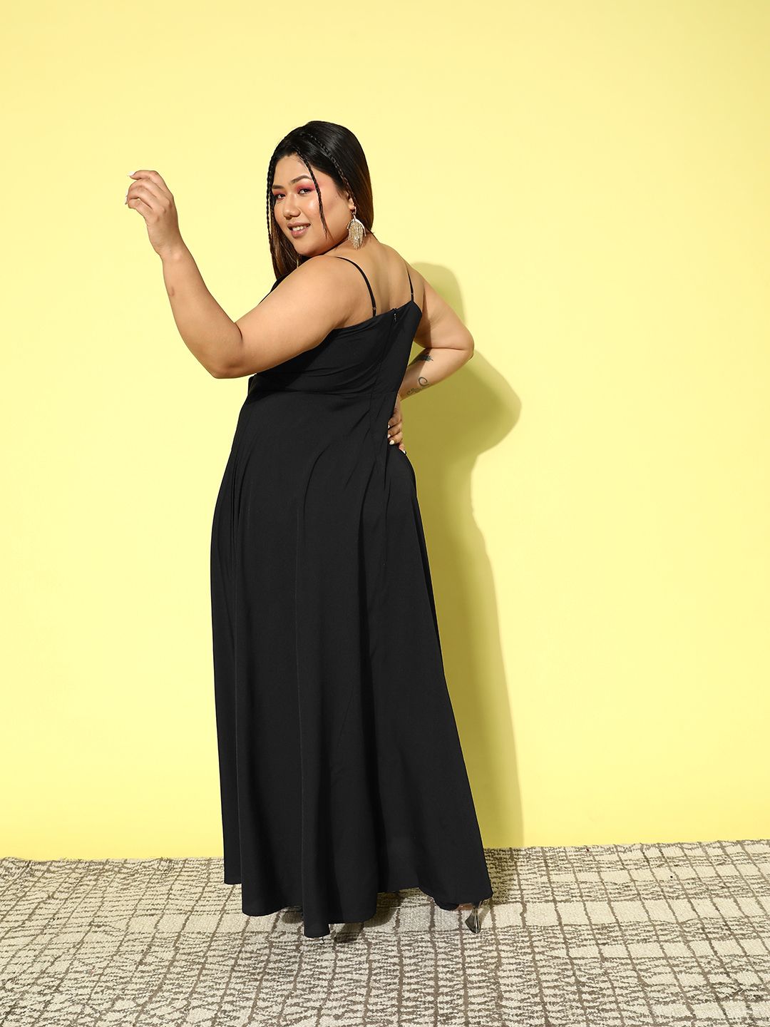 Berrylush Curve Plus Saiz Tali Bahu Pepejal Crepe Maxi Dress