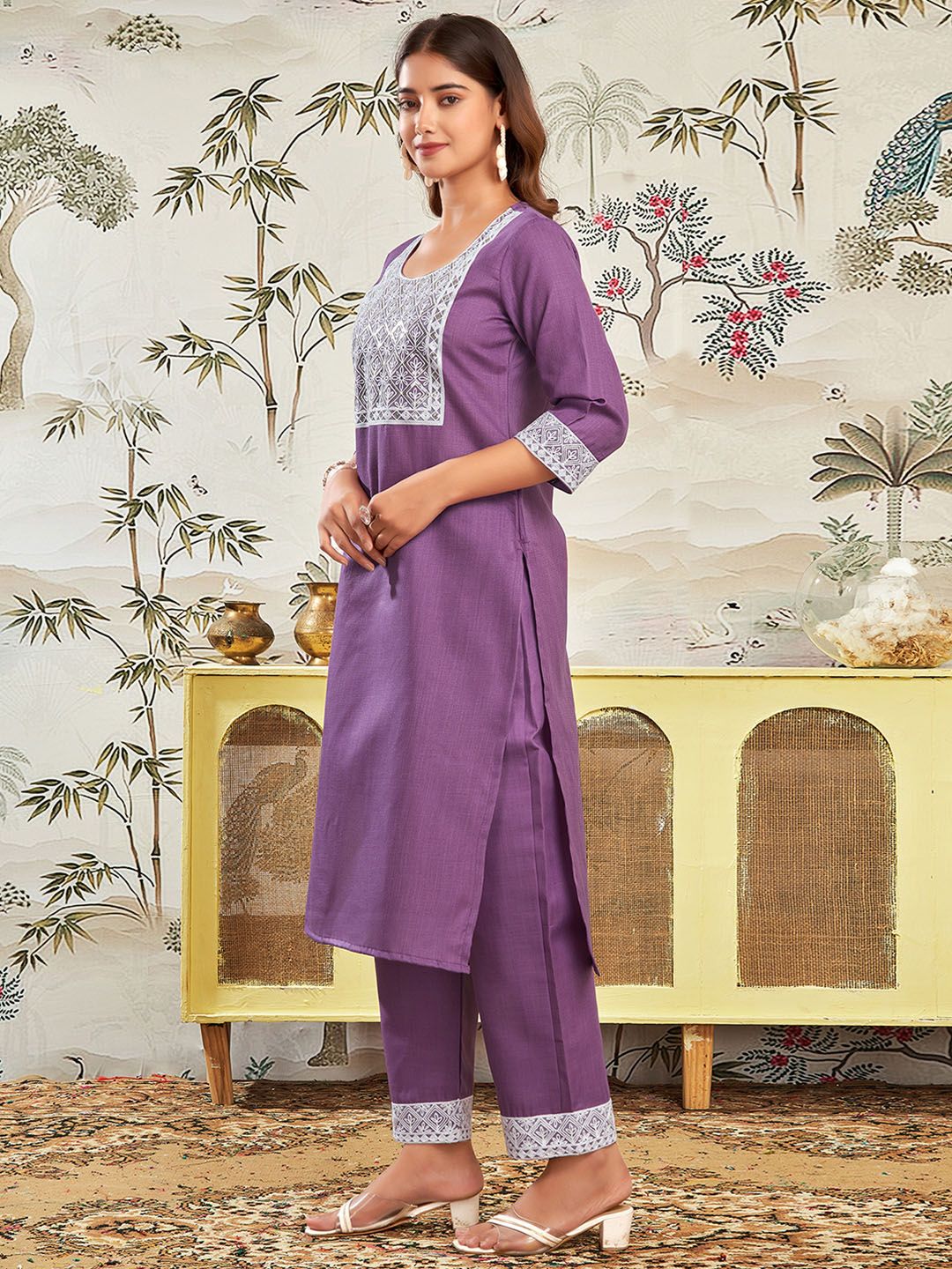 Kalini Reka Bentuk Kukus Floral Sequinned Lurus Kurta dengan Seluar & Dupatta