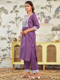 Kalini Reka Bentuk Kukus Floral Sequinned Lurus Kurta dengan Seluar & Dupatta