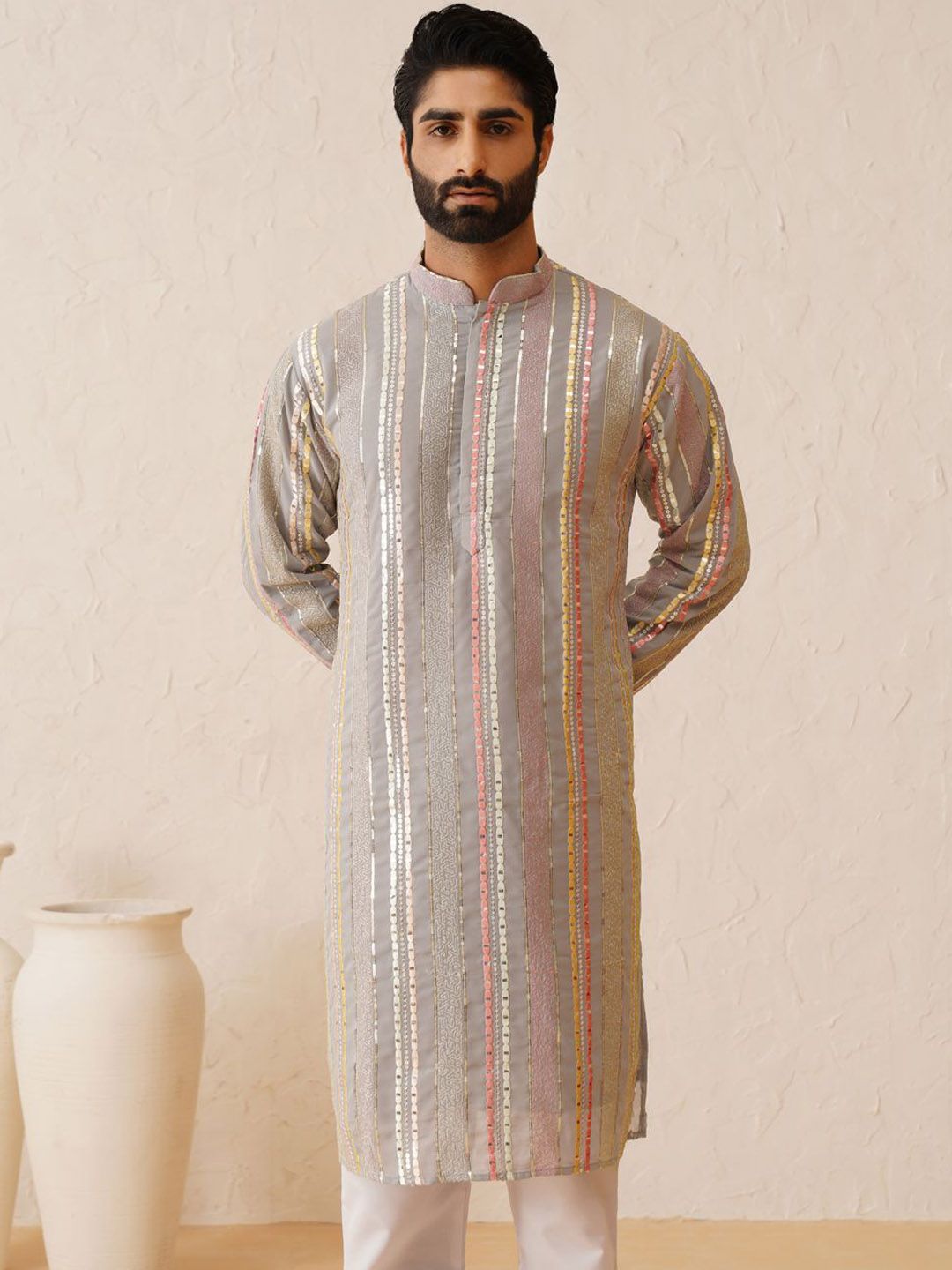 SOJANYA LUXE Kolar Mandarin Sulam Kurta Biasa dengan Piyama