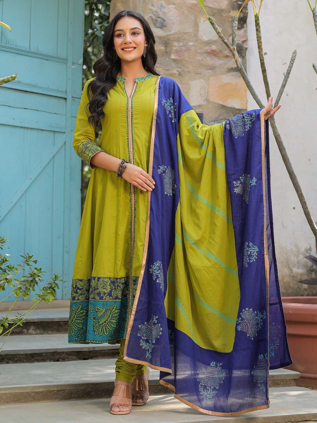 Rain & Rainbow Women Solid Kurta Set