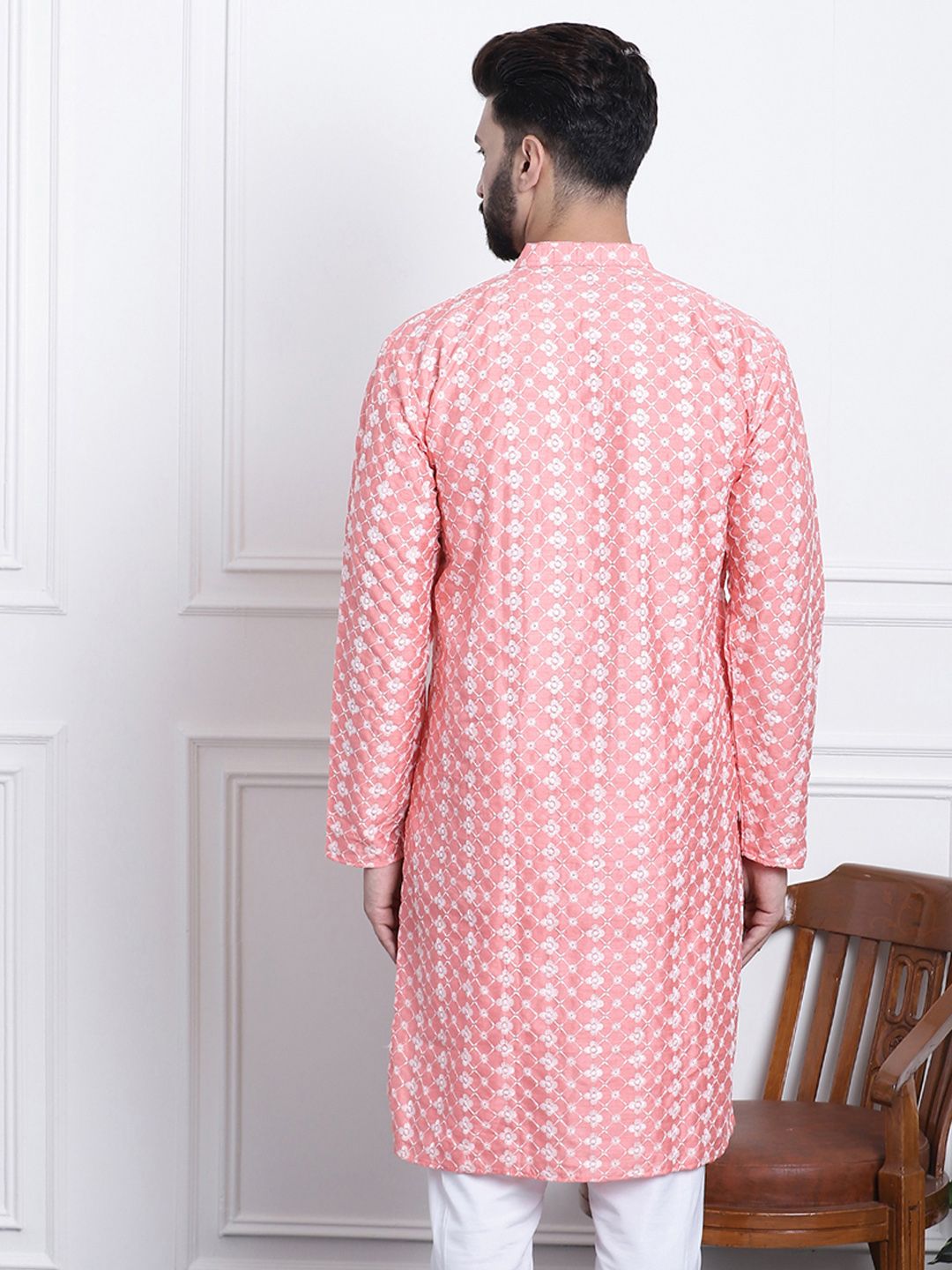 SOJANYA Lelaki Kurta Bersulam Warna Peach & Putih