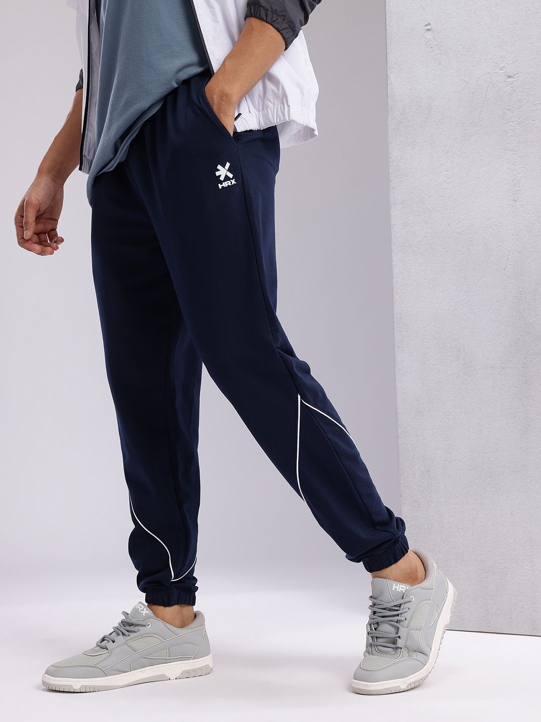 HRX by Hrithik Roshan Men Contrast Piping Mid-Rise Lifestyle Joggers
