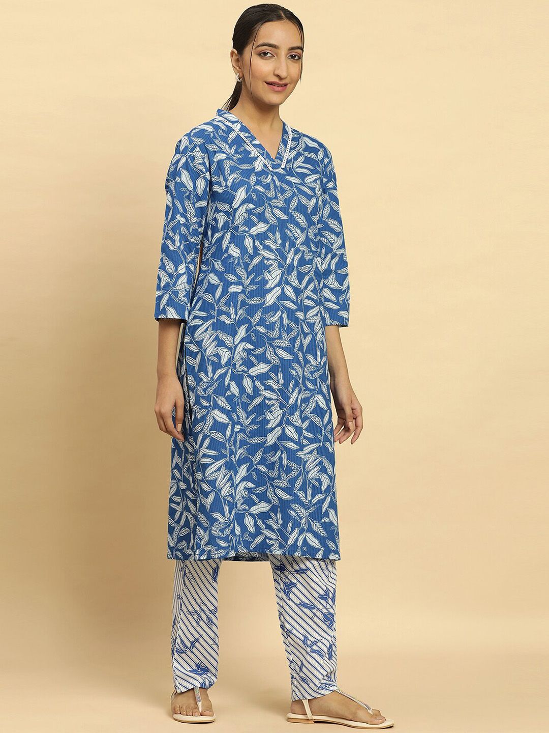 W Blue & Whit Floral Printed Thread Work Pure Cotton Straight Kurta With Trousers