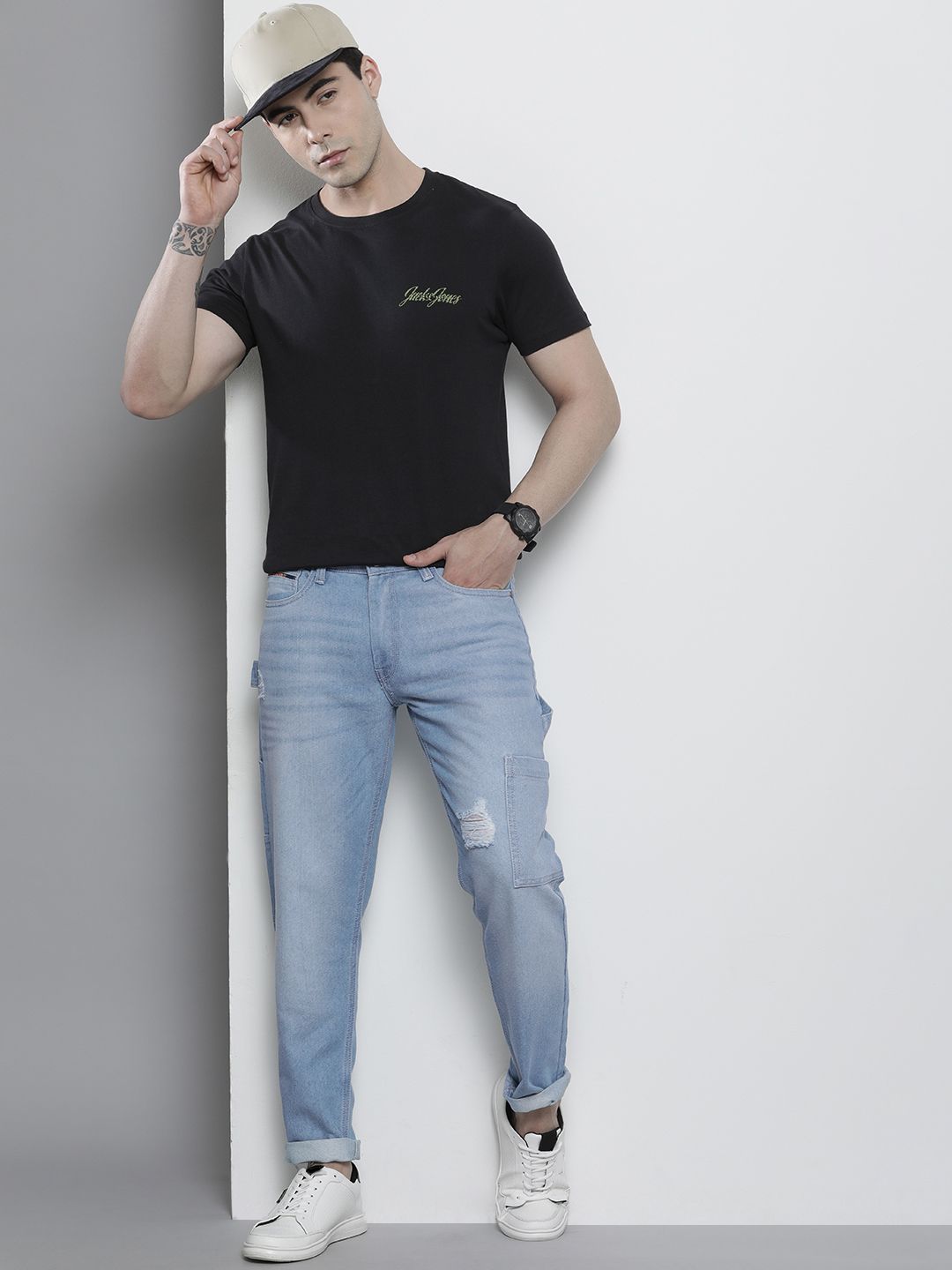 The Indian Garage Co Men Relaxed Fit Mildly Distressed Light Fade Jeans