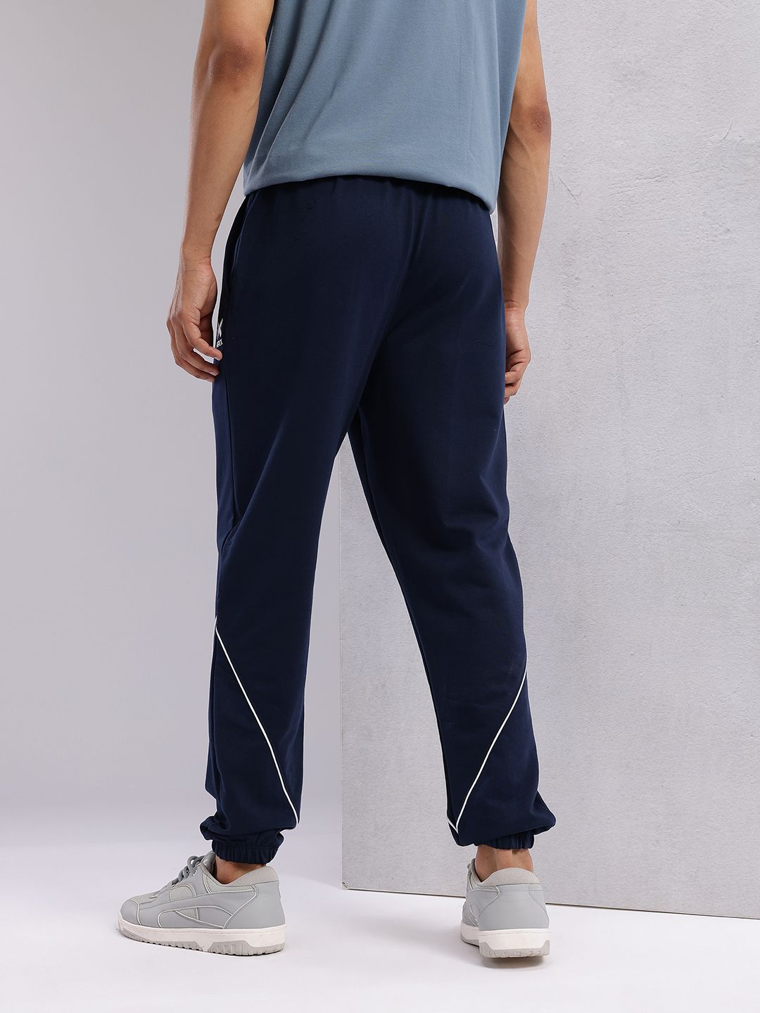 HRX by Hrithik Roshan Men Contrast Piping Mid-Rise Lifestyle Joggers