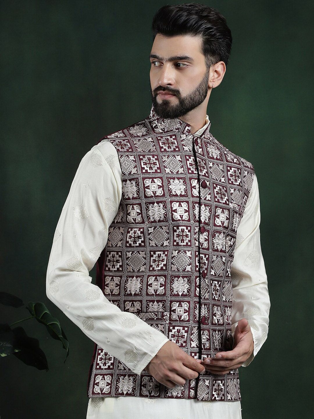 SOJANYA Men Embroidered Nehru Jackets