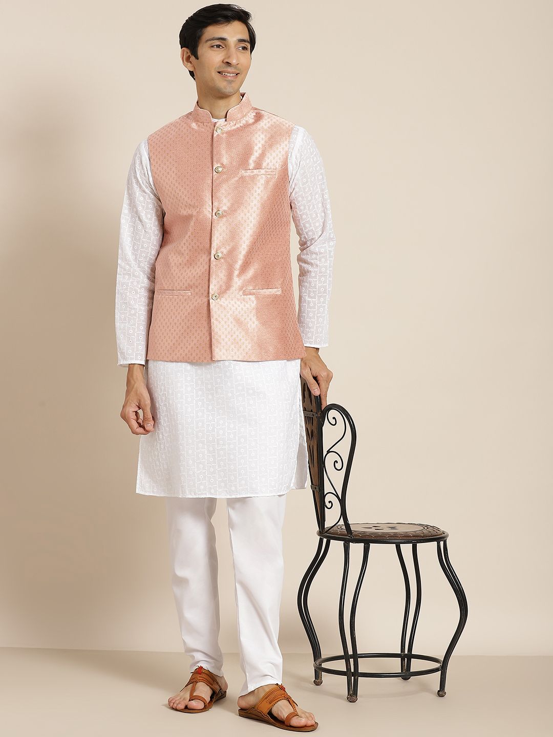 SOJANYA Lelaki Motif Etnik Putih Chikankari Kurta Kapas Tulen dengan Jaket Churidar & Nehru