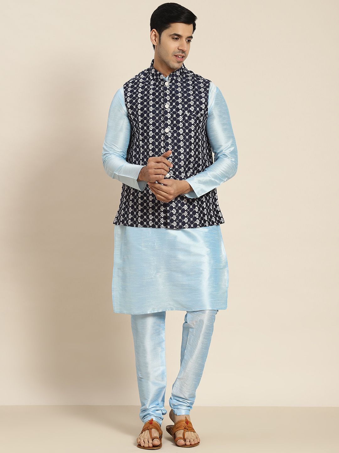 SOJANYA Men Blue Embroidered Kurta with Churidar