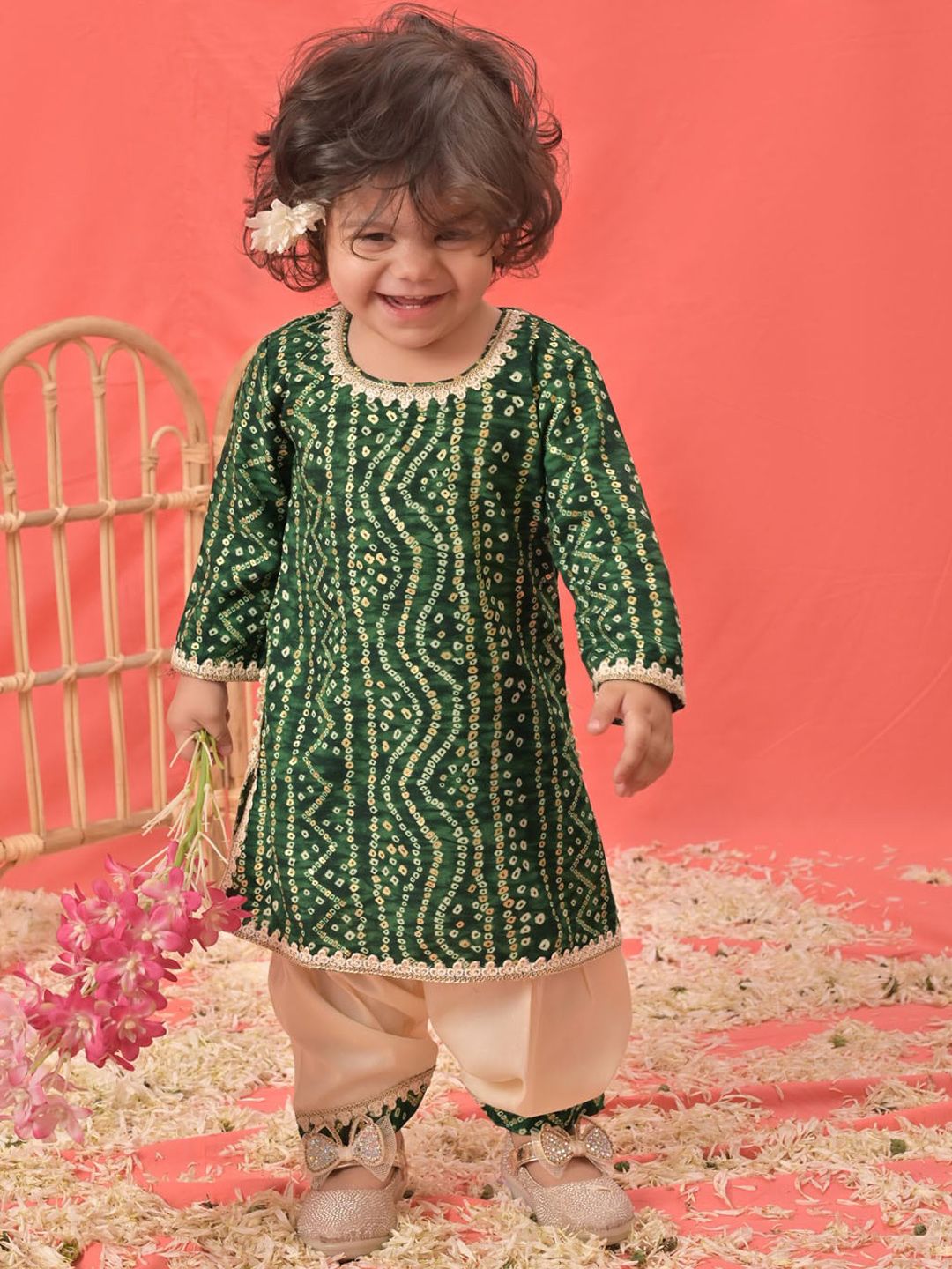 VASTRAMAY Girls Bandhani Printed Kurta With Patiala
