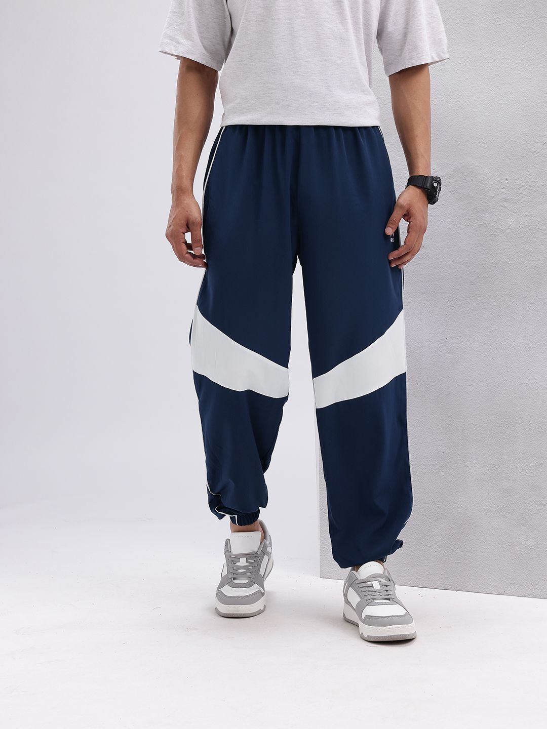 HRX by Hrithik Roshan Men Lifestyle Contrast Piping Detail Joggers