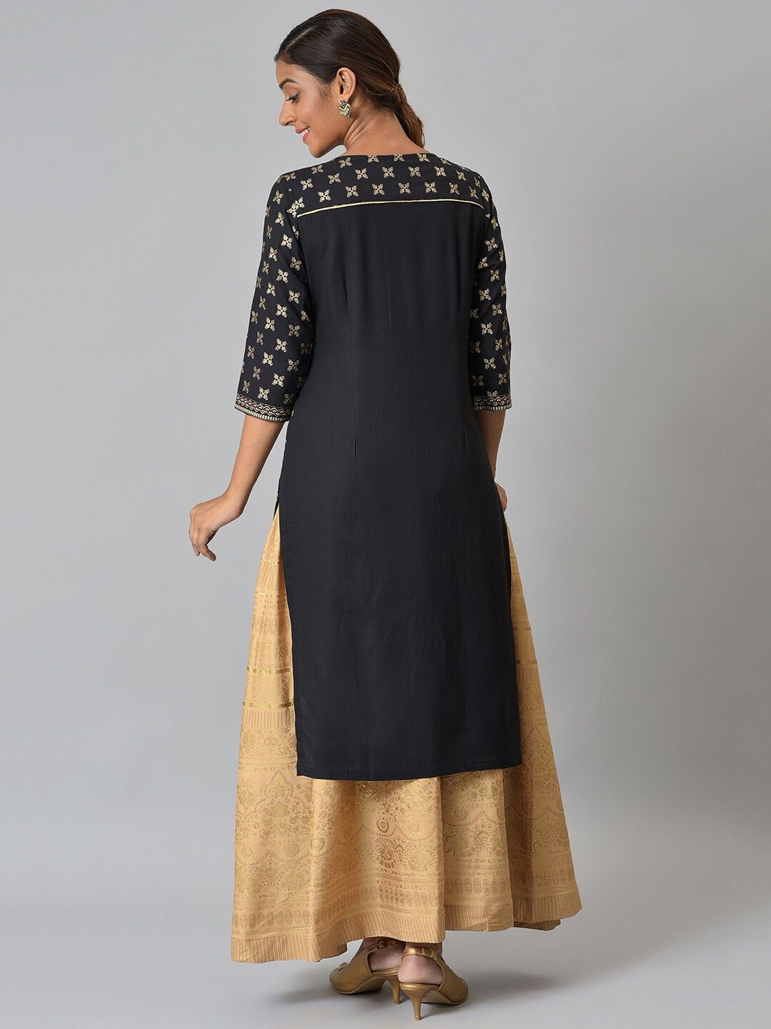 Aurelia Women Black Floral Print Viscose Straight Kurta