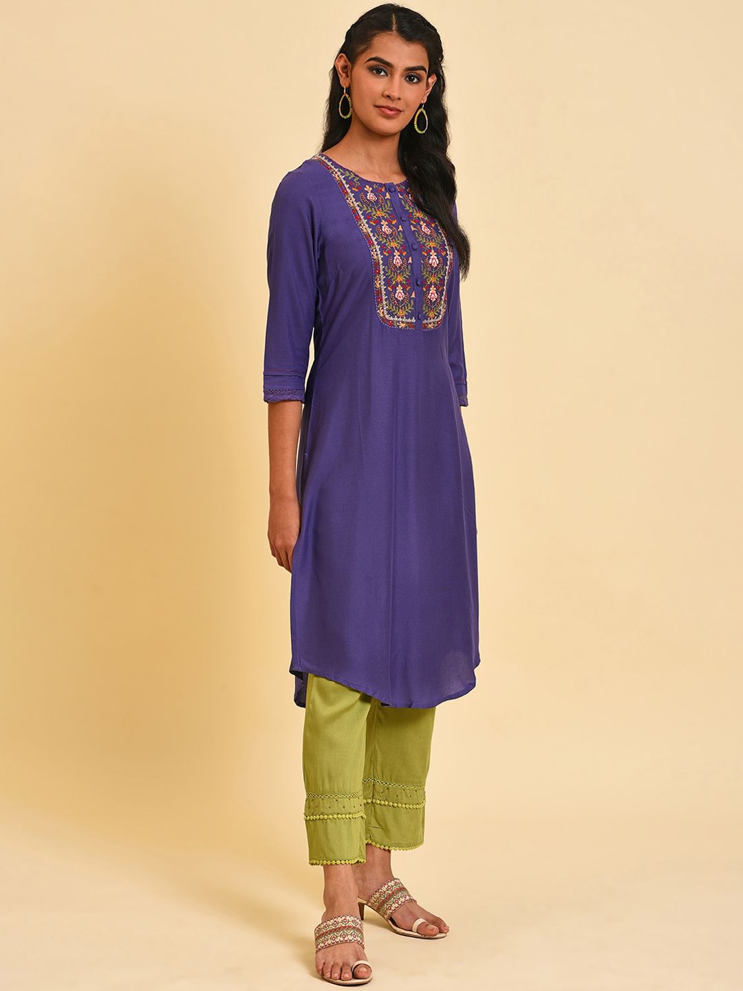 W Floral Yoke Design Thread work Regular Thread Work Kurta With Trousers