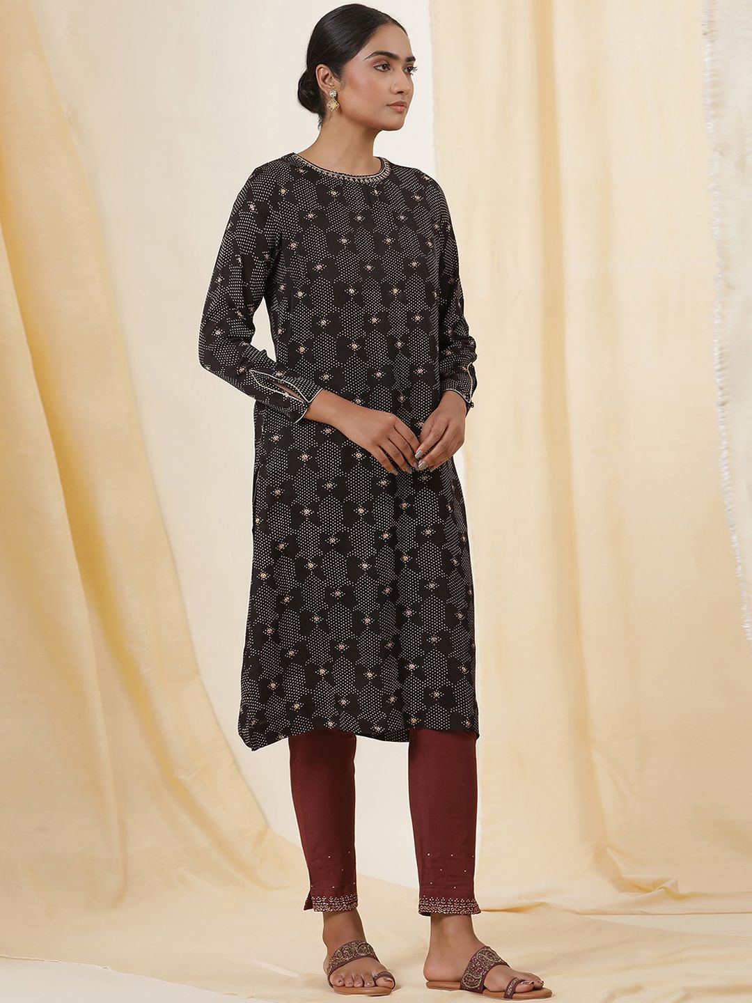 W Printed Round Neck Long Sleeves Straight Kurta