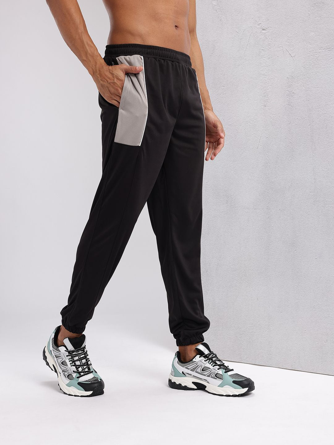 HRX by Hrithik Roshan Men Colourblocked Detail Mid-Rise Rapid-Dry Joggers