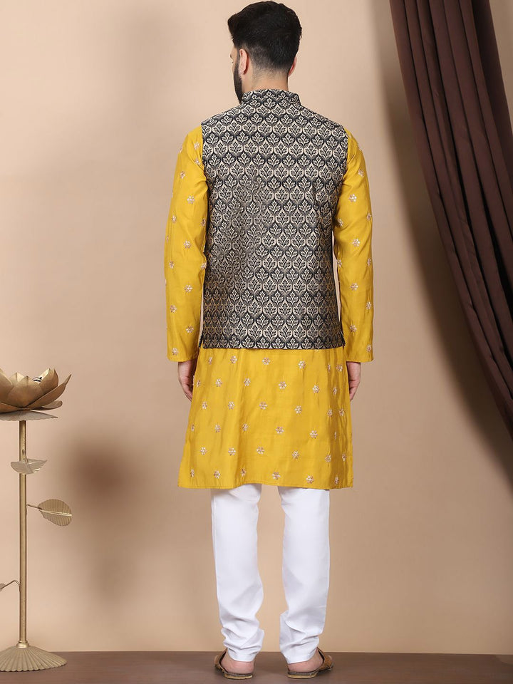 Kurta Sutera Kapas Bersulam Bunga Anouk Mustard-Kuning dengan Jaket Churidar & Nehru