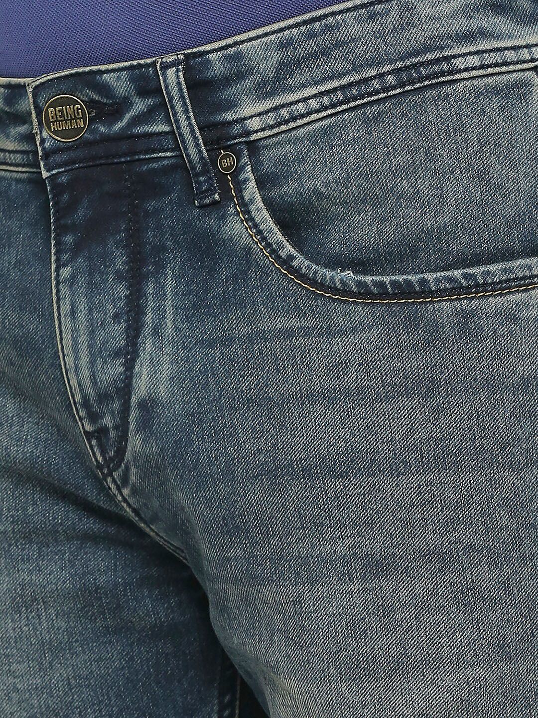 Menjadi lelaki manusia bootcut bersih kelihatan jeans pudar berat