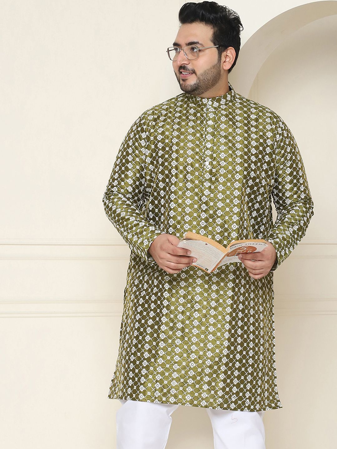 SOJANYA PLUS Men Green & White Chikankari Embroidered Kurta