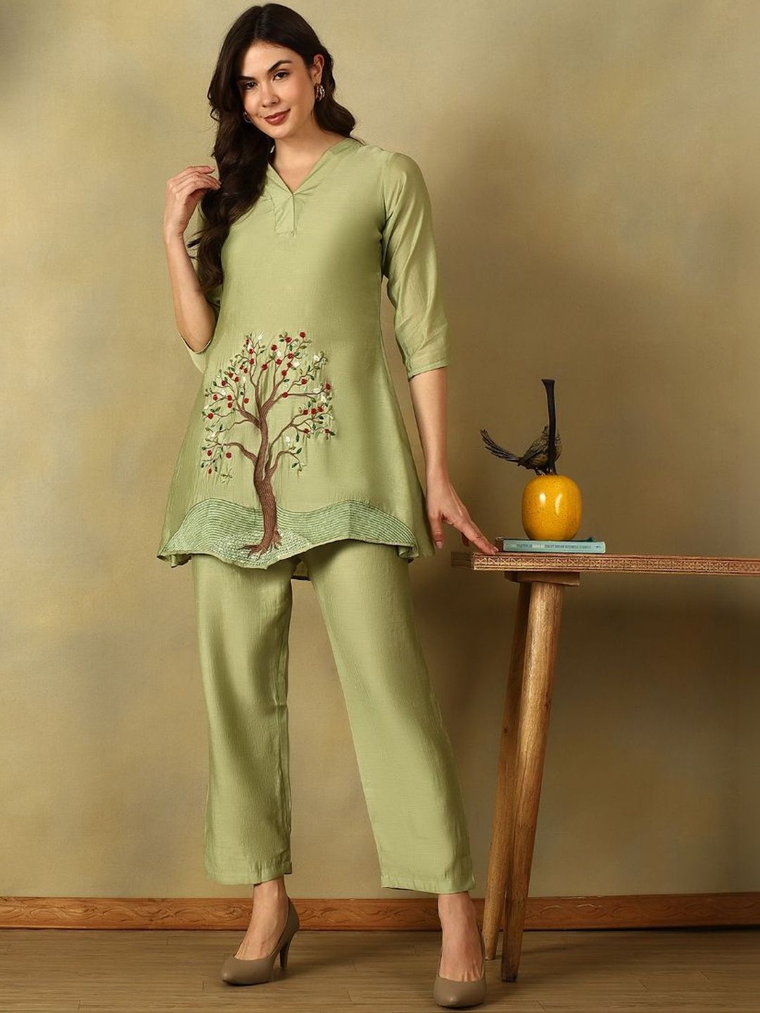 Mamicha Women Ethnic Motifs Embroidered Regular Thread Work Kurti with Trousers