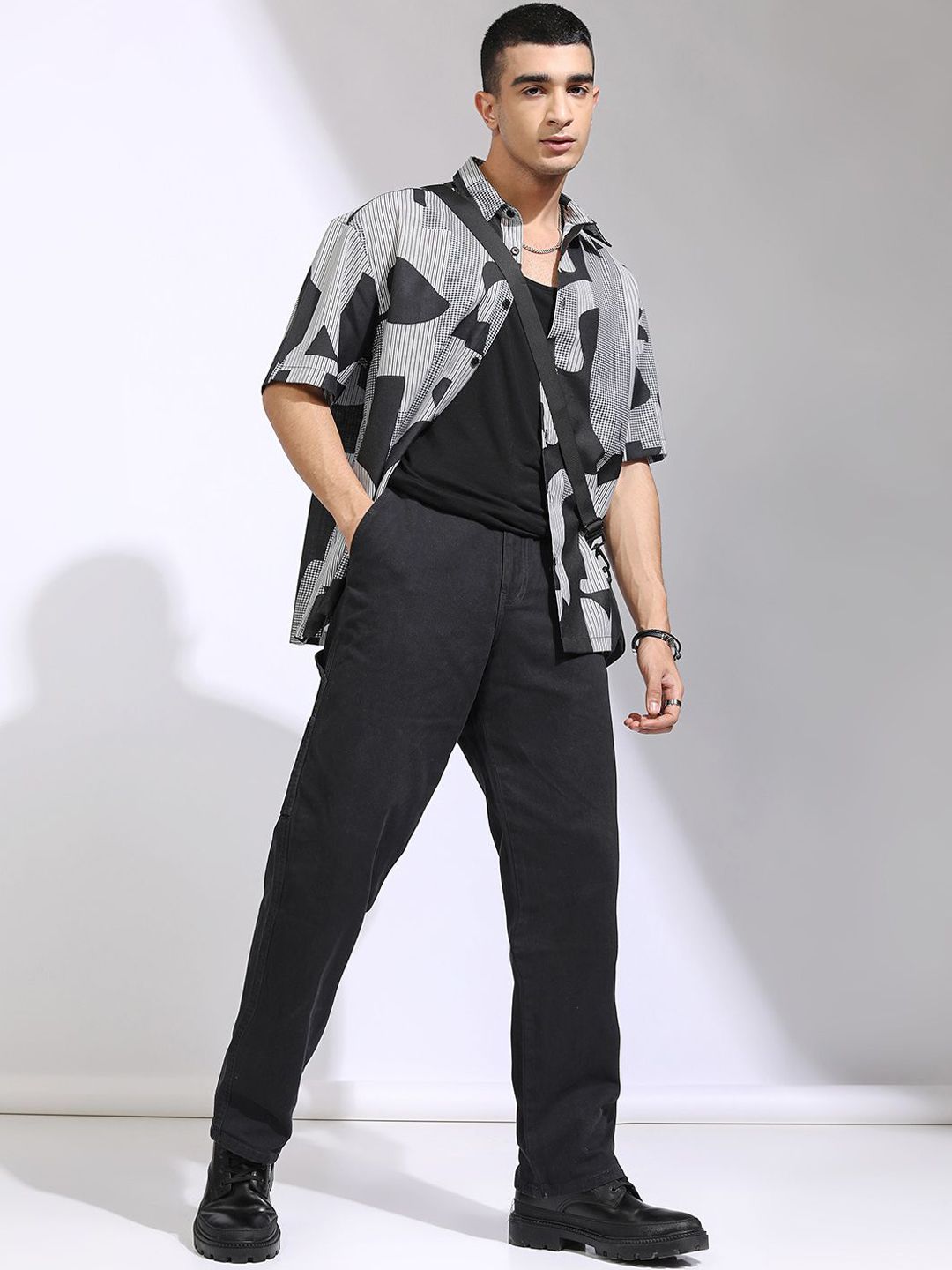 HIGHLANDER Men Cotton Mid-Rise Straight Fit Cargo Trousers