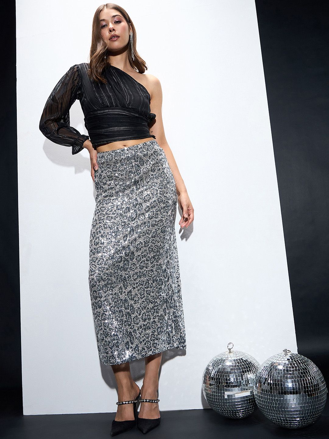 Wanita sassafras menghiasi skirt midi pensil