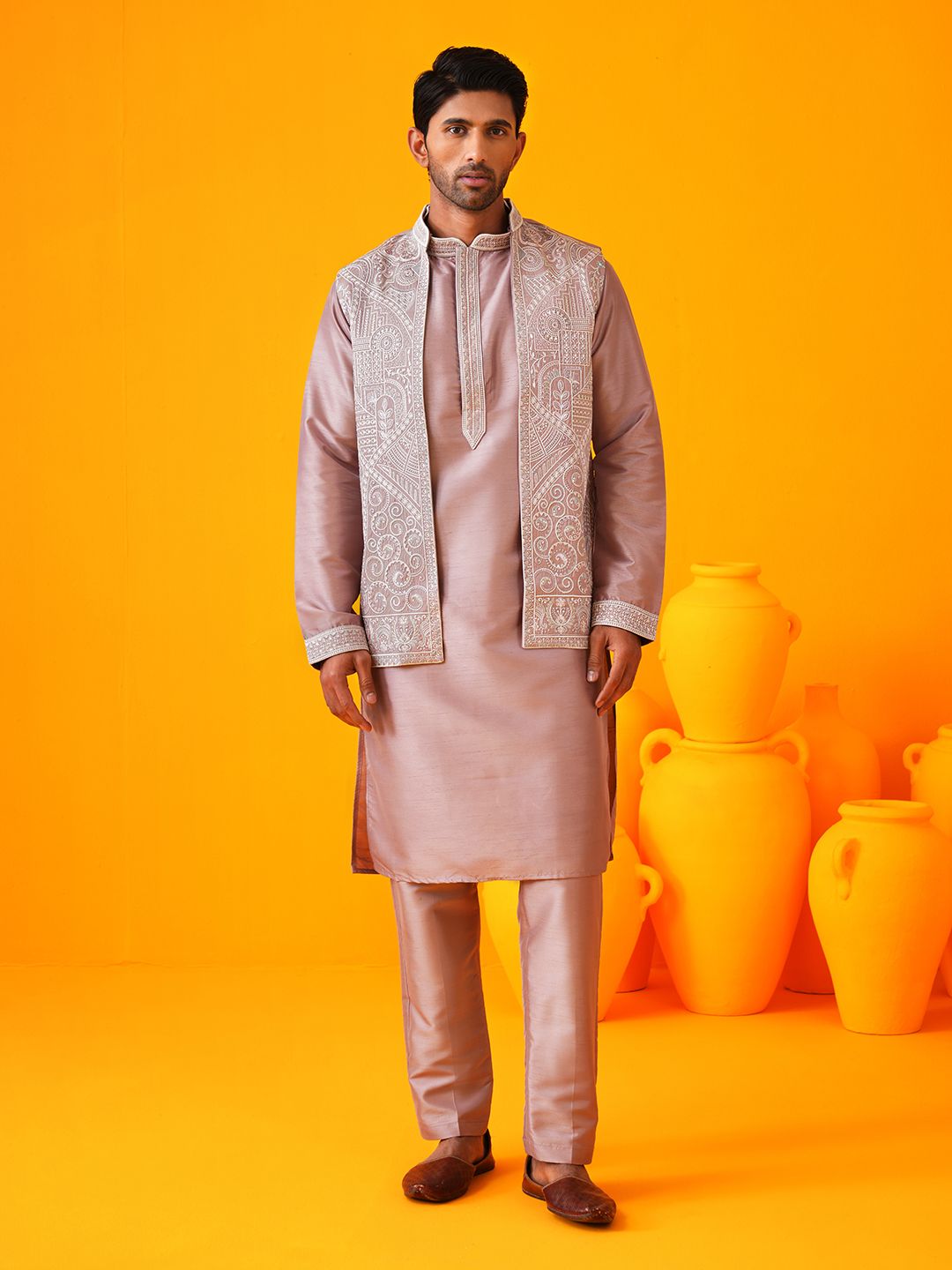 SOJANYA LUXE Motif Etnik Bersulam Kolar Mandarin Kurta Lurus & Seluar & Jaket