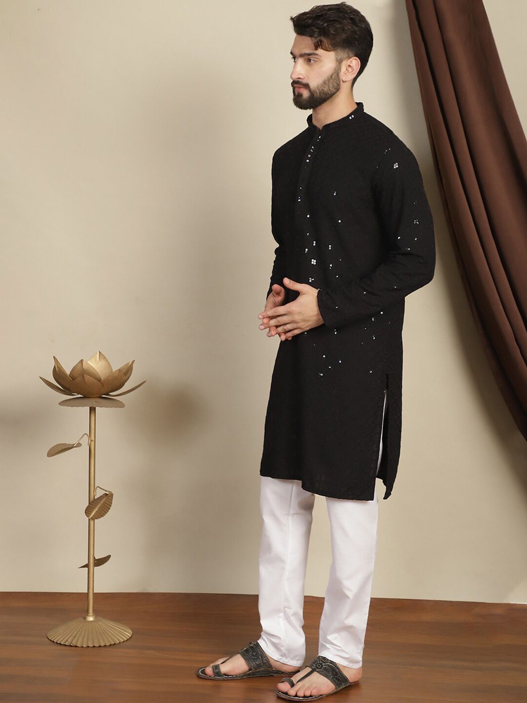 Anouk Kolar Mandarin Sulam Geometrik Kurta Lurus Kapas Labuci dengan Churidar