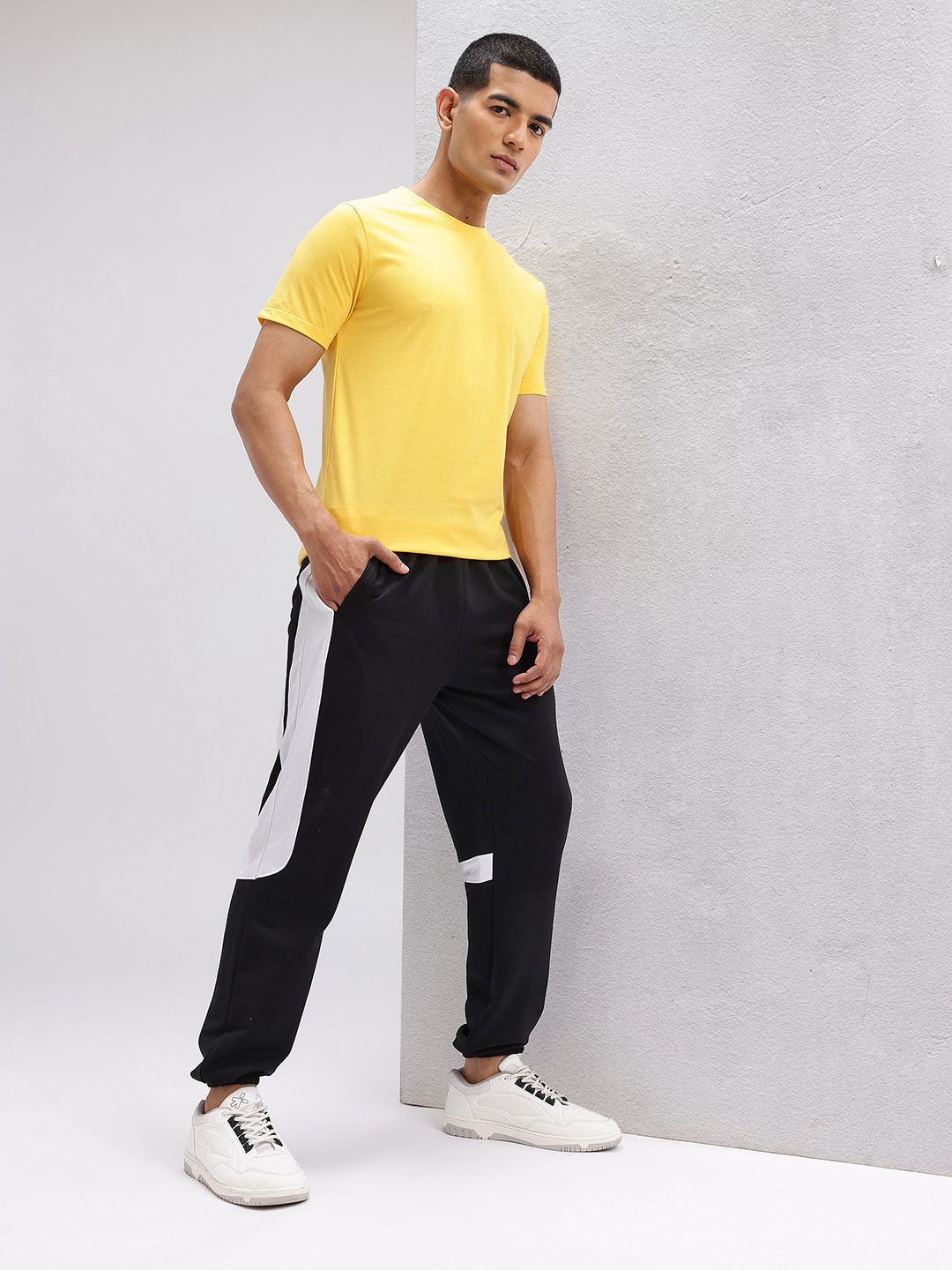 HRX by Hrithik Roshan Men Mid-Rise Colorblocked Joggers