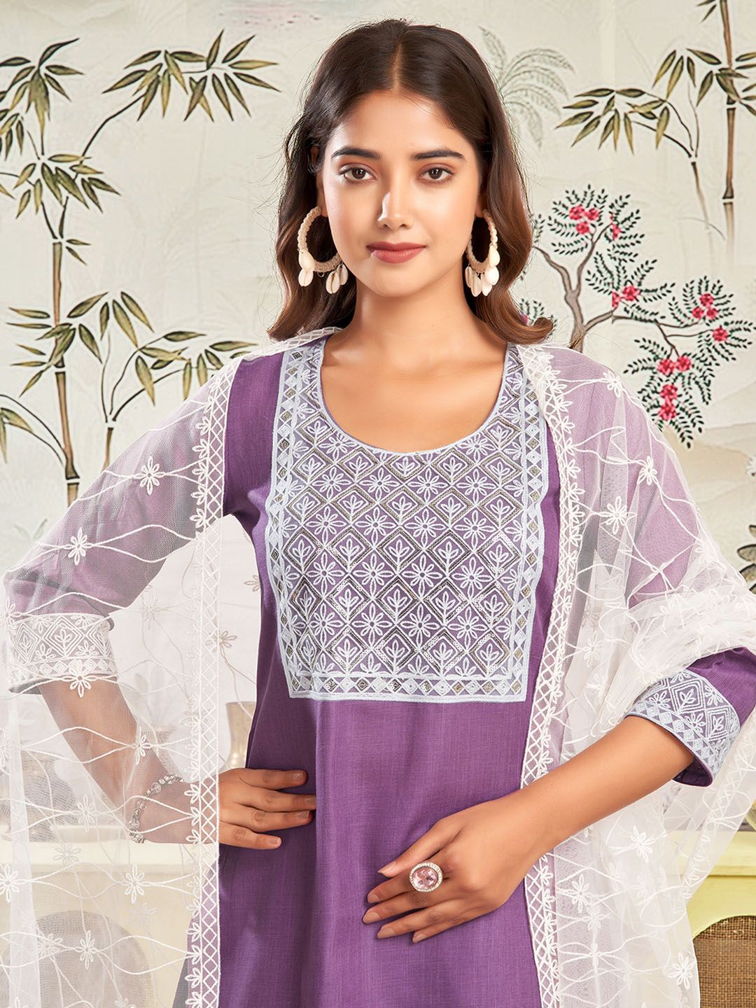 Kalini Reka Bentuk Kukus Floral Sequinned Lurus Kurta dengan Seluar & Dupatta